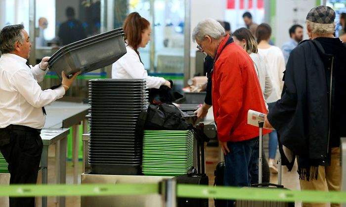 barajas-cola-controles-efe.jpg