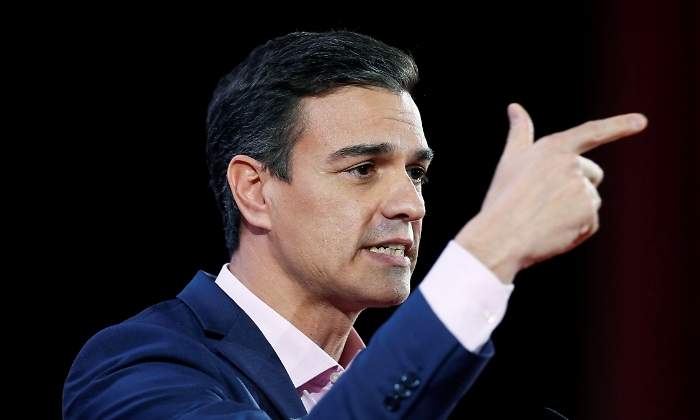 pedro-sanchez-senala-reuters.jpg