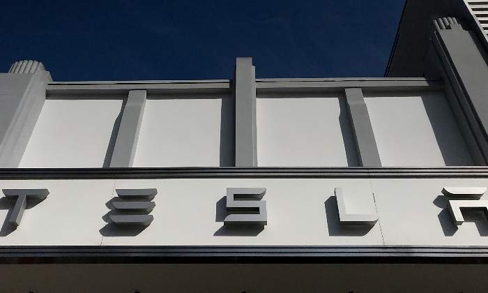 tesla-logo-letras-reuters.jpg