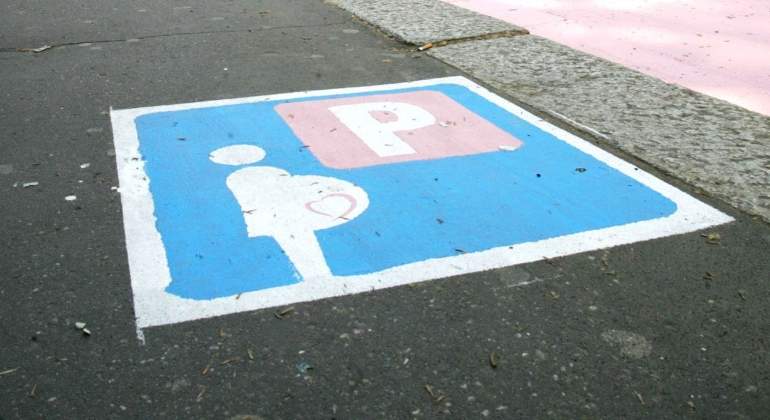 Pontida, el municipio italiano que deja aparcar a embarazadas solo si son europeas y heterosexuales