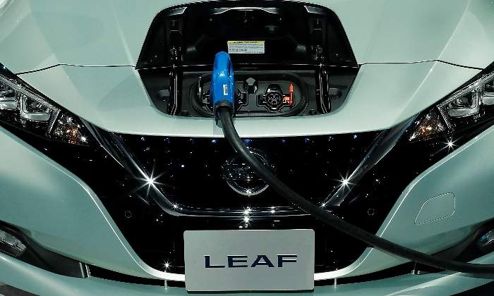 nissan-leaf-cargando-reuters.jpg