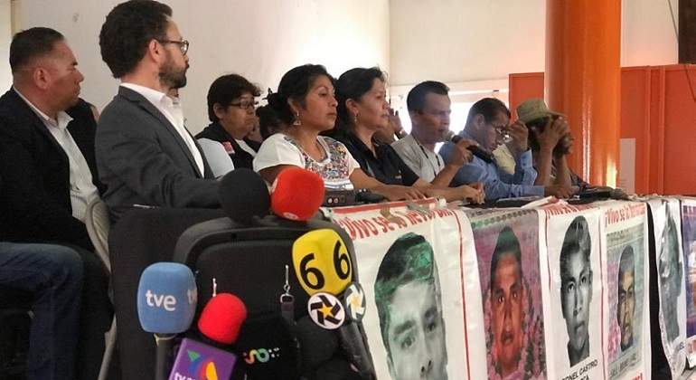 Padres-de-los-normalistas-de-ayotzinapa.jpg