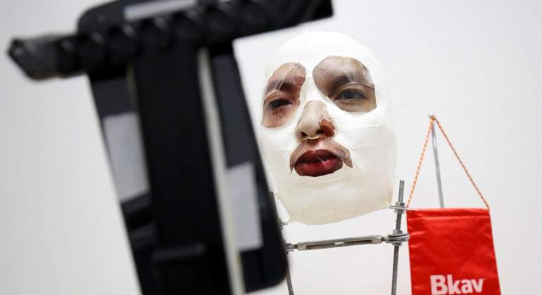 Iphone-mascara-reuters.jpg