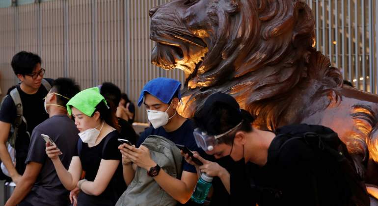 Protestantes-usando-su-celular-China-Reuters.jpg