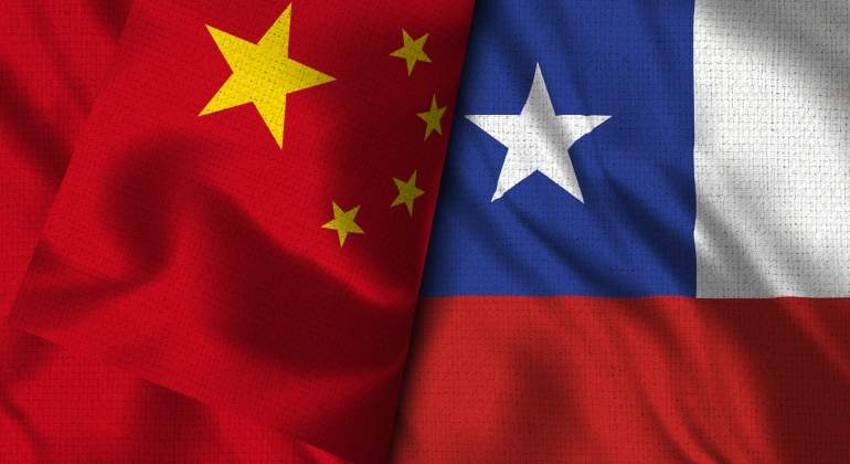Una bandera de Chine y Chile juntas