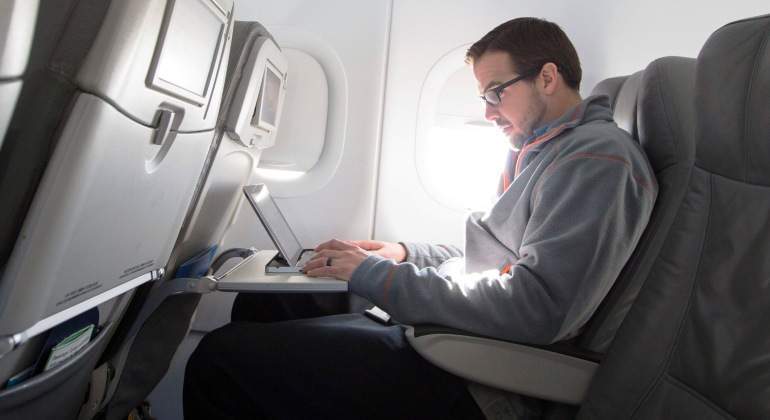 ordenador-laptop-avion-vuelo-pasajero-reuters.jpg