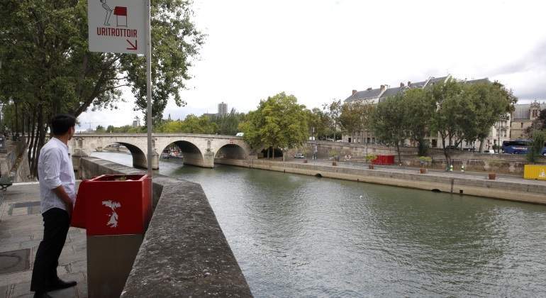 Los 'Uritrottoir', los urinarios ecológicos de las calles de París que indignan a los residentes