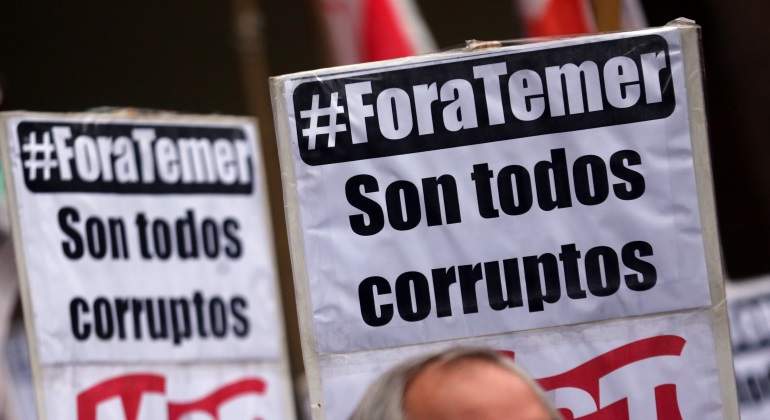 manifestacion-brasil-pancarta-fuera-todos-reuters-770x420.jpg