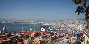 Paro de trabajadores mantiene dos terminales del puerto de Valparaíso cerrados