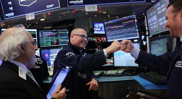 fist-bump-wall-street-peter-tuchman-getty.jpg