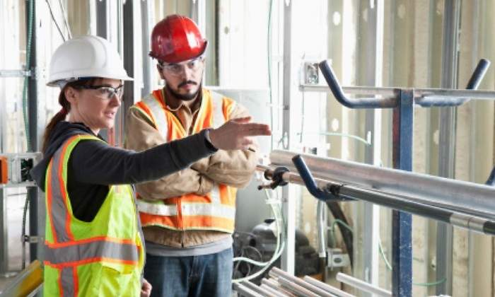 trabajadores-casco-getty.jpg