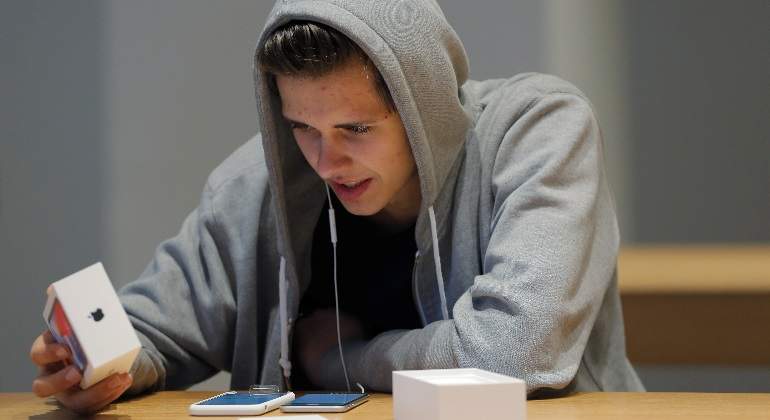 iphonex-reuters.jpg
