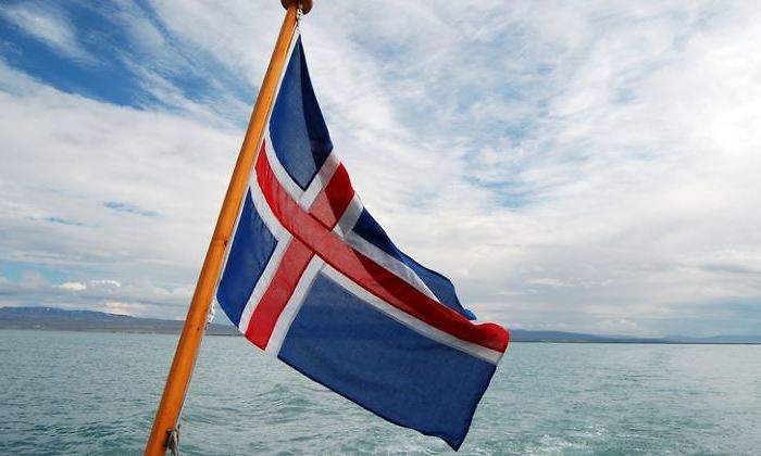 islandia-bandera-caida-770-dreamstime.jpg