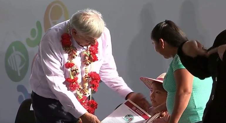 amlo-apoyos-discapcidad-770-420.jpg