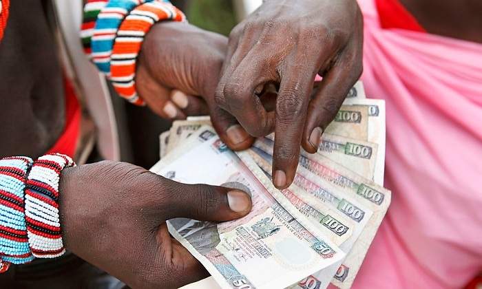 kenia-dinero-manos.jpg