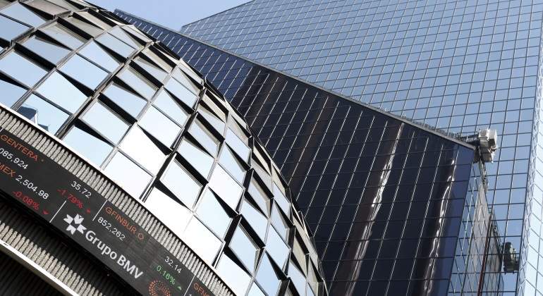 BMV se desploma por temores de guerra comercial; el peso gana