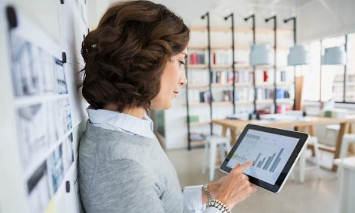 mujer-grafico-tablet-getty.jpg