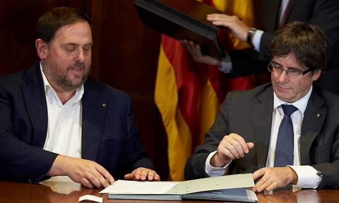 junqueras-puigdemont-firma-referendum-efe.jpg