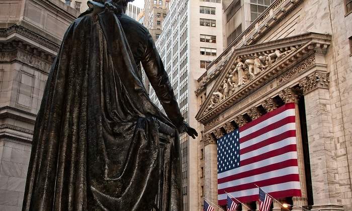 wall-street-banderas-estatua.jpg