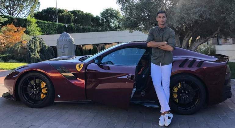 cristiano-ronaldo-ferrari-F12-tdf.jpg