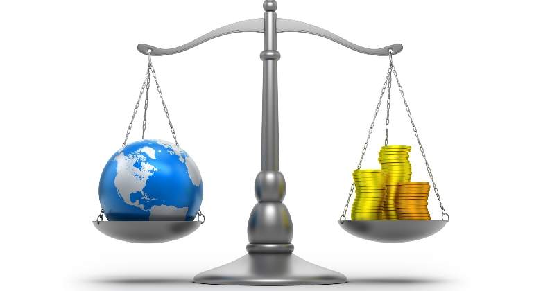 balanza-tierra-dinero-cambio-climatico-planeta-getty.jpg