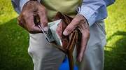 jubilado-cartera-billetes-dreamstime.jpg