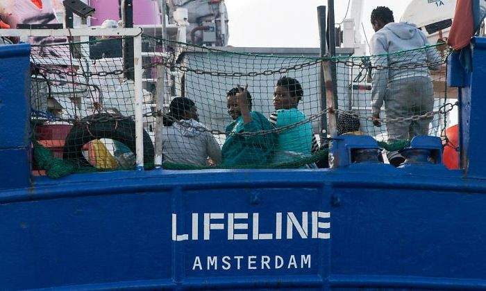 lifeline-barco-inmigrantes-efe.jpg