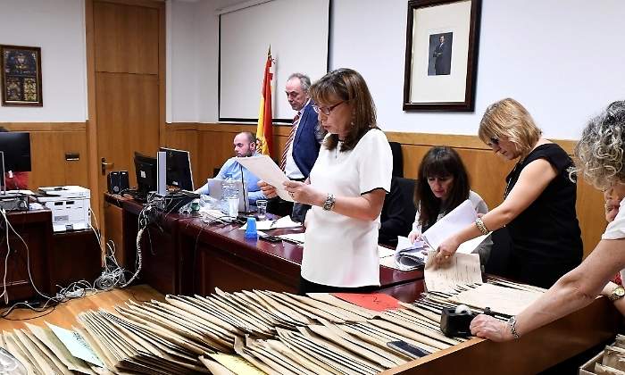 recuento-votos-leon-26m-efe.jpg