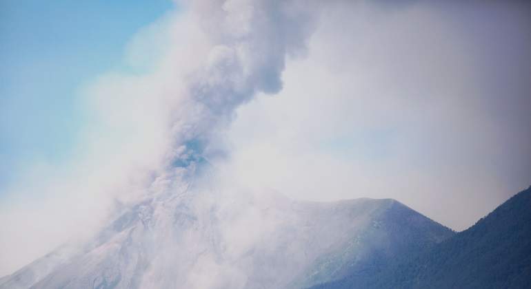 Volcan-de-Fuego-Guatemala-columna-humo-activo-efe-770x420.jpg