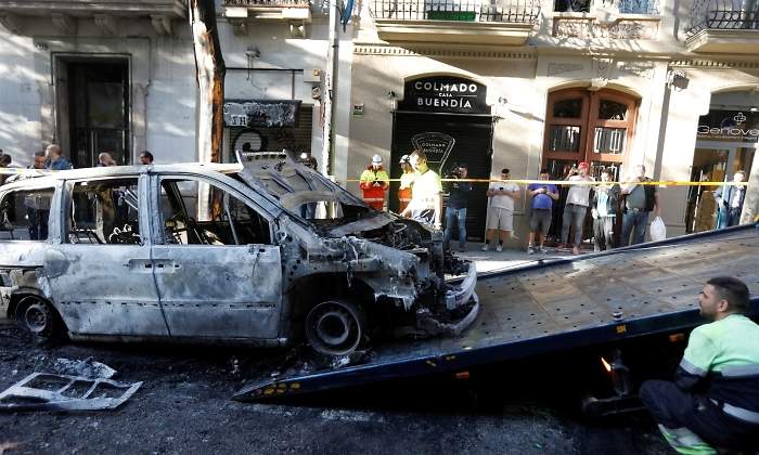 coche-calcinado-grua-cataluna-protestas-sentencia-reuters.jpg