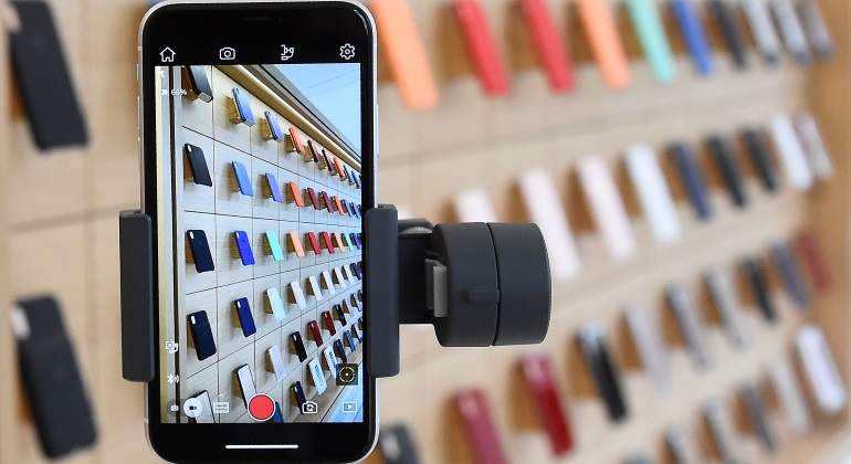 iphone-770-reuters.jpg