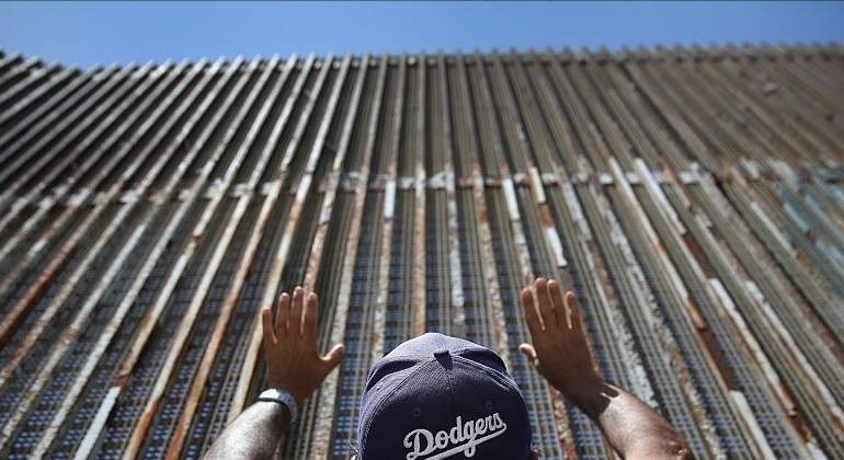 migrantes-frontera-valla-getty.jpg