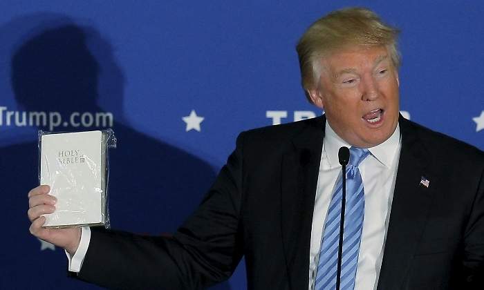 Trump-Biblia-Reuters.jpg
