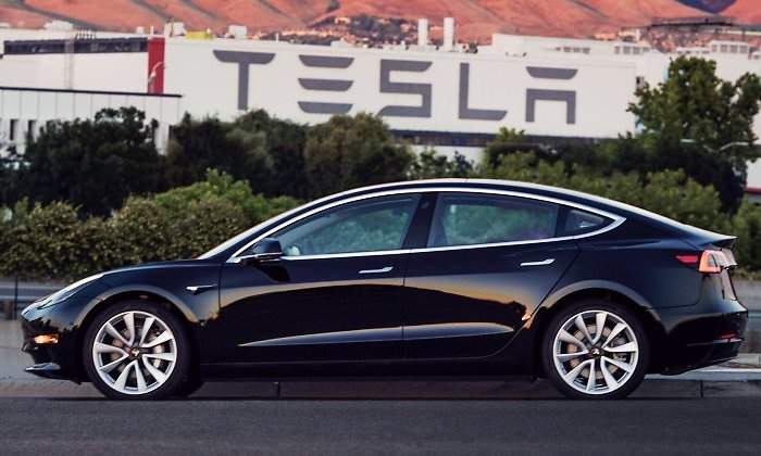 tesla-model-3-primera-unidad-elon-musk-twitter.jpg