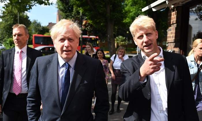johnson-junto-hermano.jpg