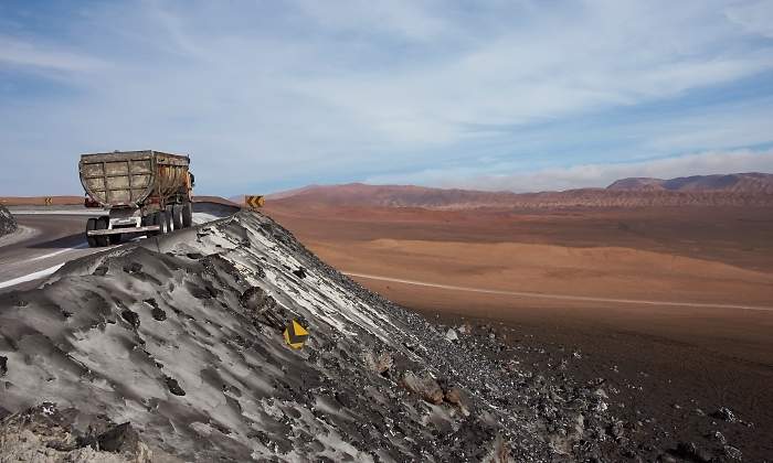 Un camin se dirige a las minas de sal del desierto de Atacama en Chile
