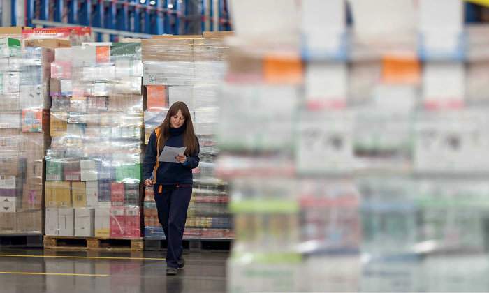 Empleada en un almacn logstico de Mercadona EE
