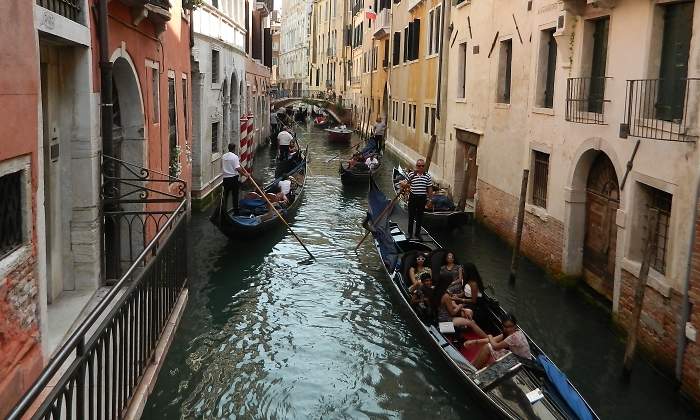 gondolas-venecia-dreamstime.jpg