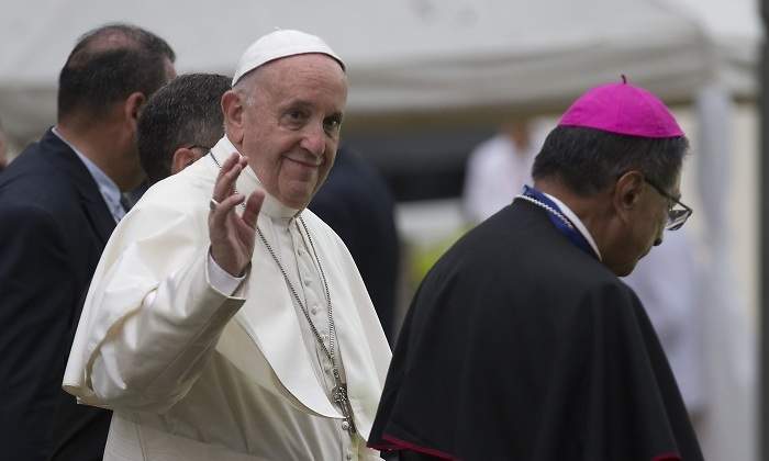 papa-francisco-saludo-boina-purpura-efe-770x420.jpg