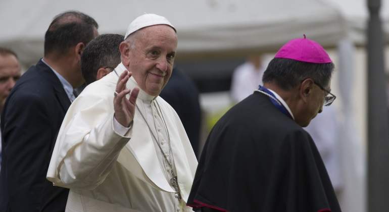 papa-francisco-saludo-boina-purpura-efe-770x420.jpg
