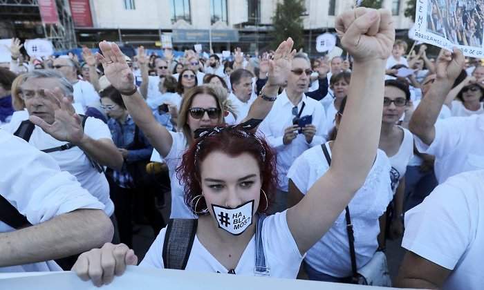 manifestacion-hablamos-dialogo-cataluna-efe.jpg