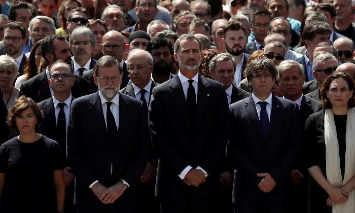 santamaria-rajoy-rey-puigdemont-colau-minuto-silencio-atentado-barcelona-reuters.jpg