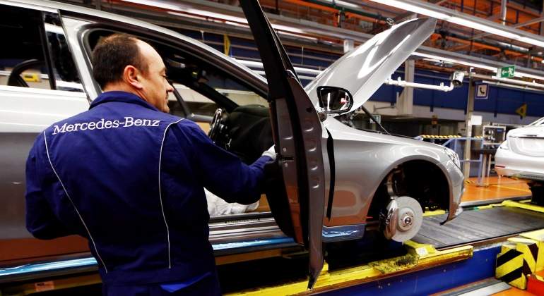 mercedes-trabajador-planta-sindelfingen-stuttgart-reuters.jpg