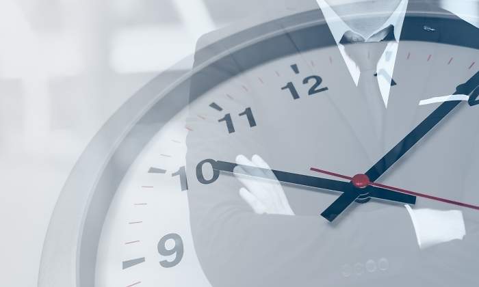 Reloj con trabajador de fondo jornada laboral