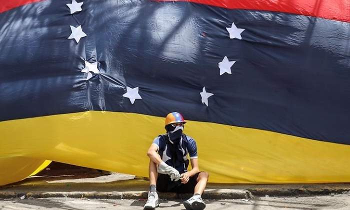 venezuela-bandera-manifestante-efe.jpg