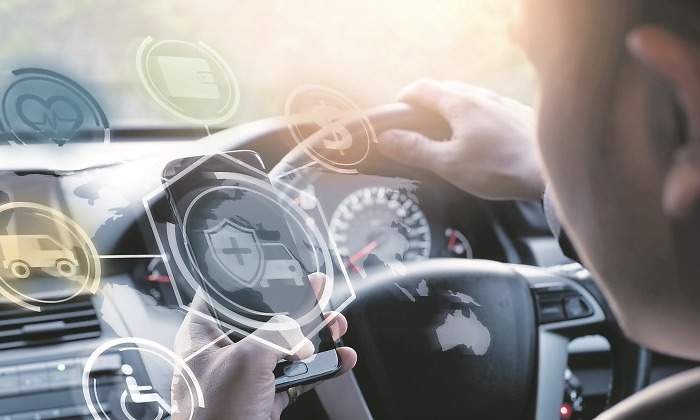 Un conductor mira el mvil al volante