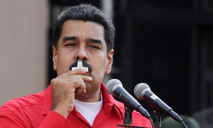 maduro-besa-cruz.jpg