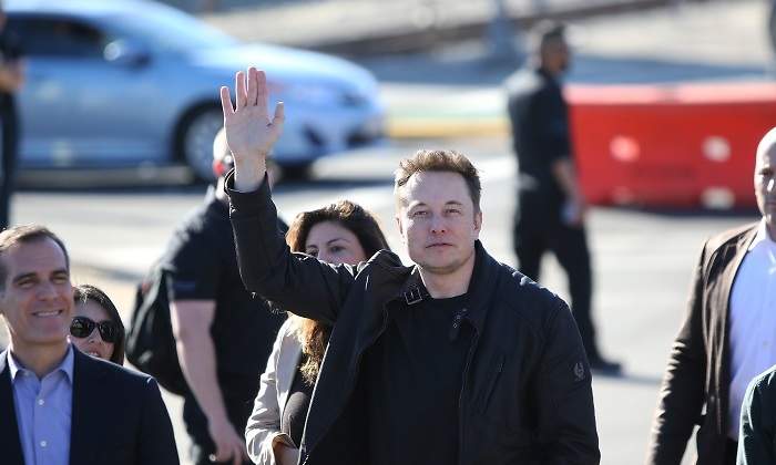 musk-saluda-victorioso.jpg