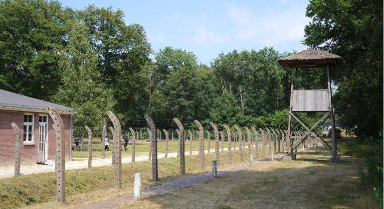 Un diccionario traza la vida de 9.000 presos del campo nazi de Dora