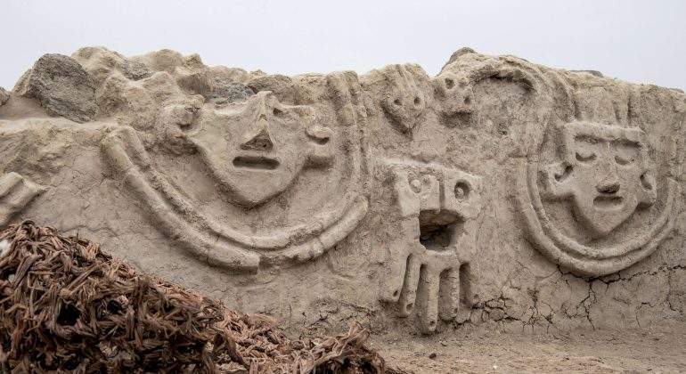 Hallan en Perú un muro decorado con relieves de 3.800 años de antigüedad relacionados con el clima